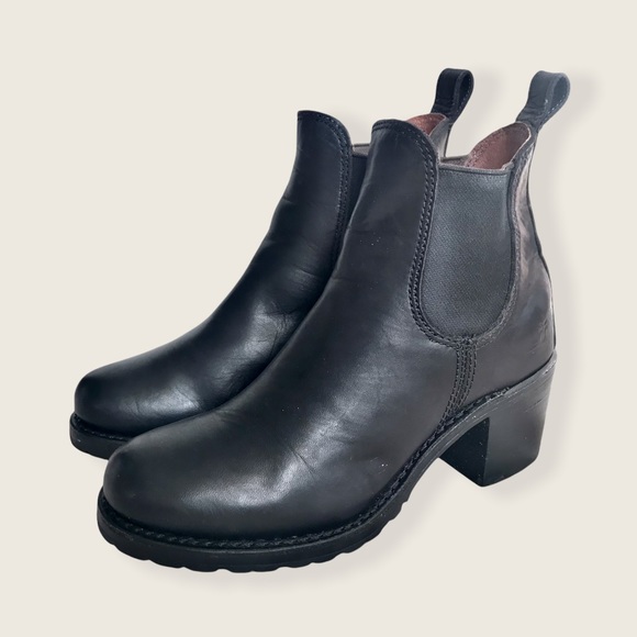 Frye Sabrina Chelsea Retro Black Leather Classic Casual Heeled Moto Ankle Boot - Picture 14 of 16